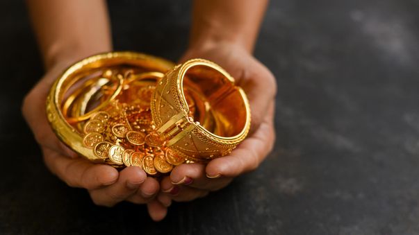 gold-ornaments-women-hand-holding-traditional-jewelry-in-kerala